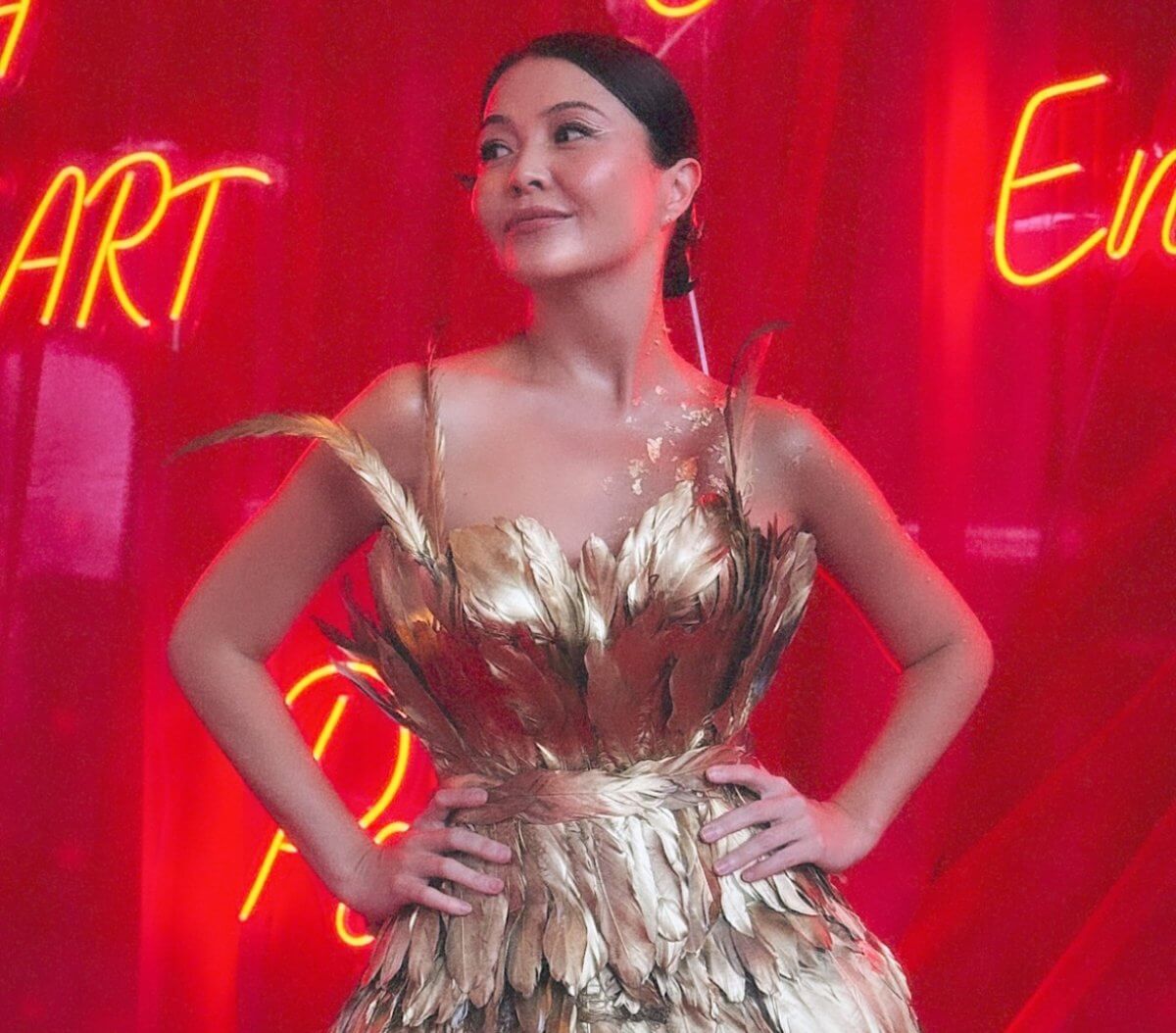 Асель Садвакасова поразила казахстанцев платьем из перьев