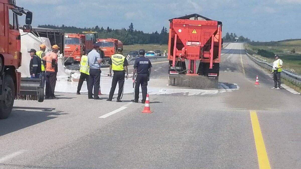 Фура с краской опрокинулась в Акмолинской области: движение восстановлено