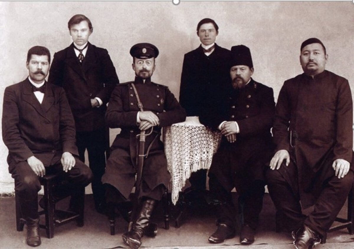 В тени великого революционера