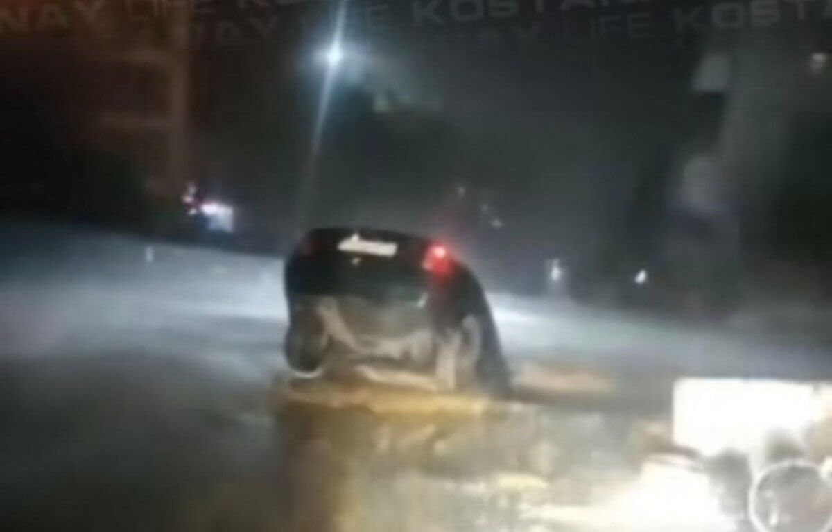 Автомобиль провалился в траншею в Рудном