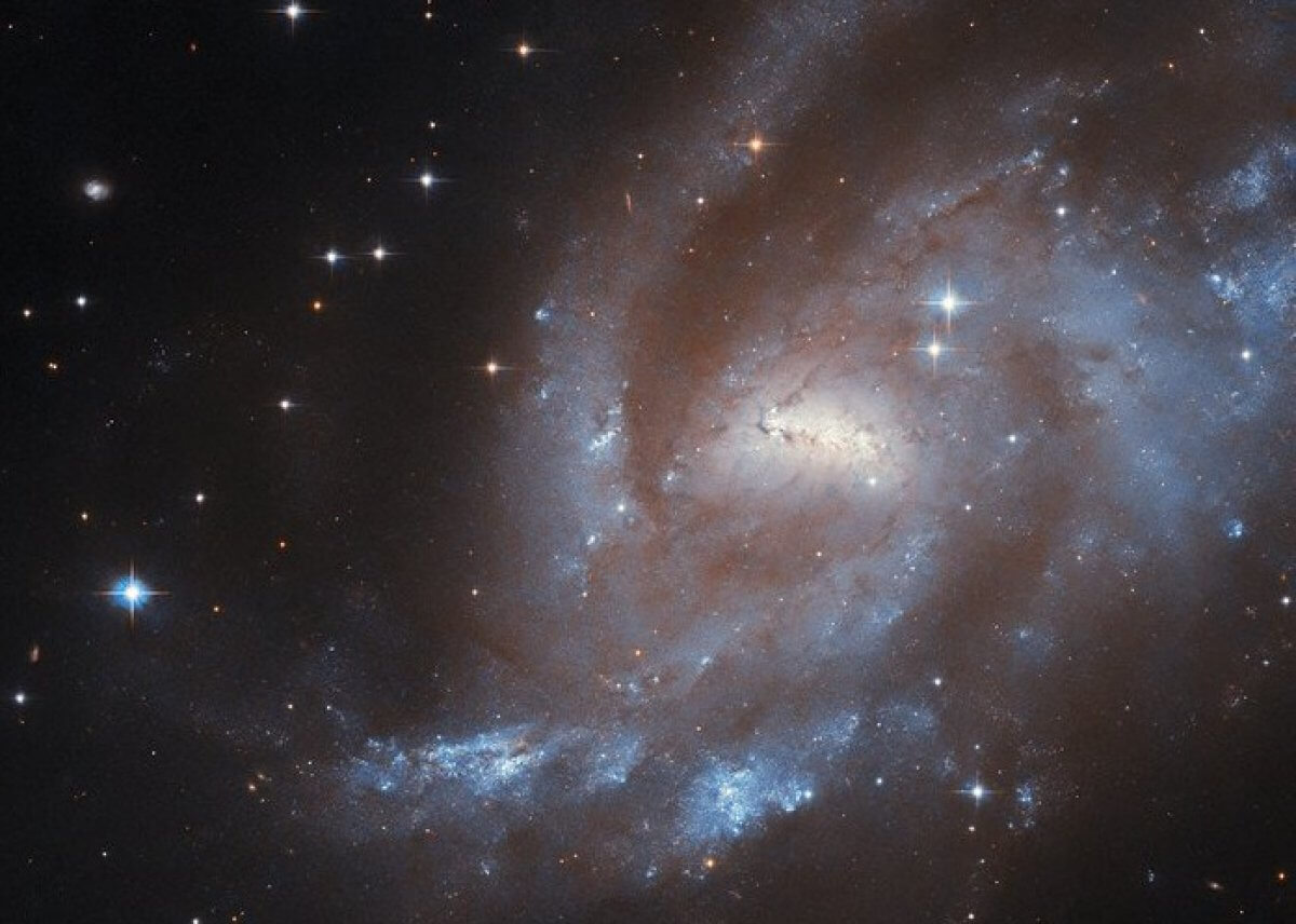 Телескоп Hubble сделал фото спиральной галактики в 69 млн световых лет от Земли