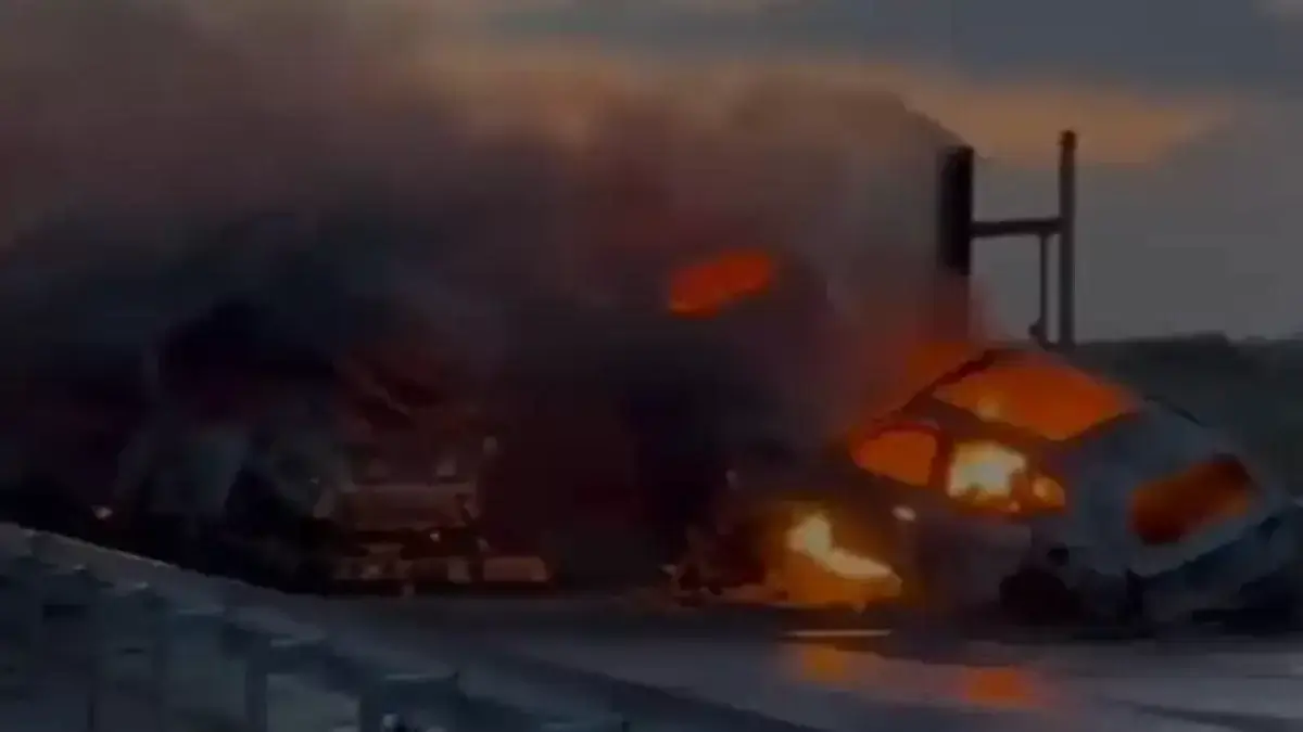 Два автовоза устроили масштабное ДТП с пожаром на трассе в Казахстане