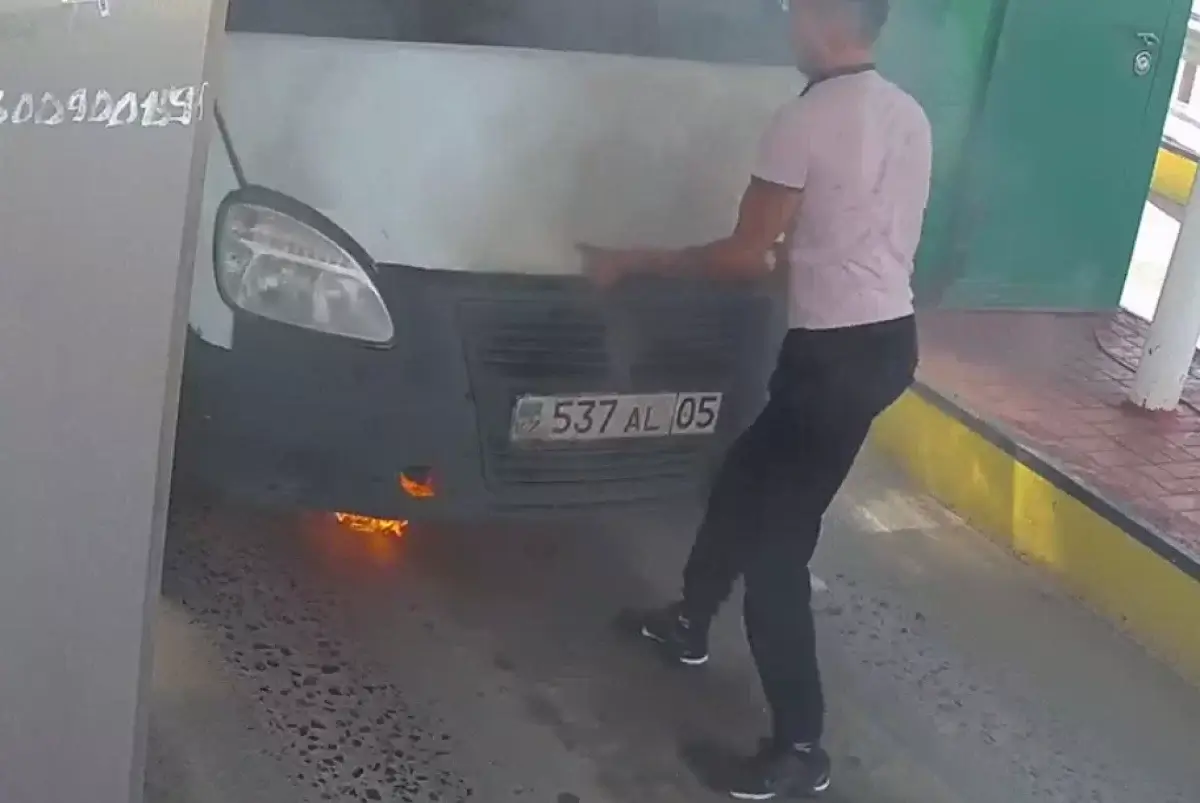 "Газель" вспыхнула на платной дороге в Казахстане (ВИДЕО)