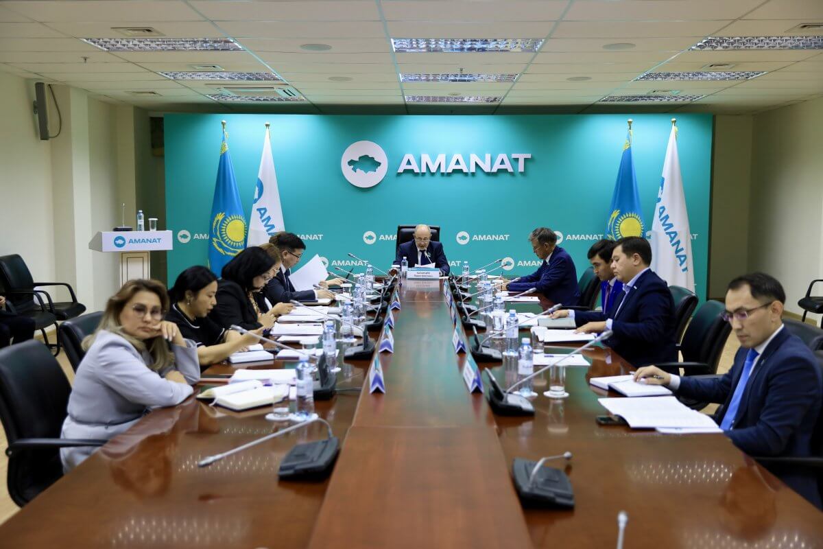 Партия AMANAT усилит контроль за качеством школьного питания