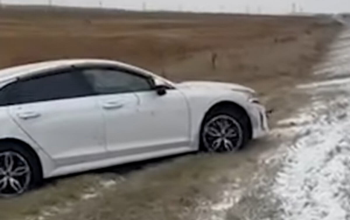 Автомобиль вылетел в кювет из-за гололеда в СКО (ВИДЕО)