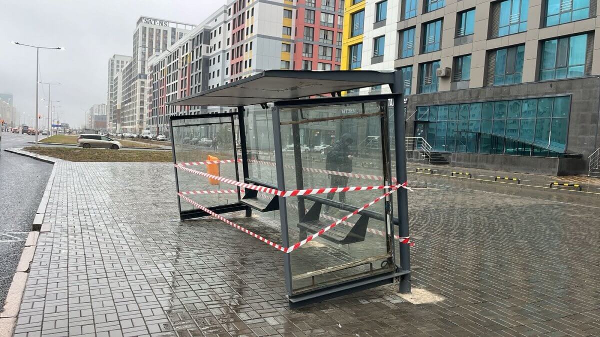 Астанчан чуть не придавило автобусной остановкой (ВИДЕО)