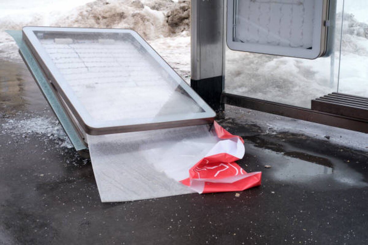 Остановка упала на жительницу Экибастуза и повредила ей ногу