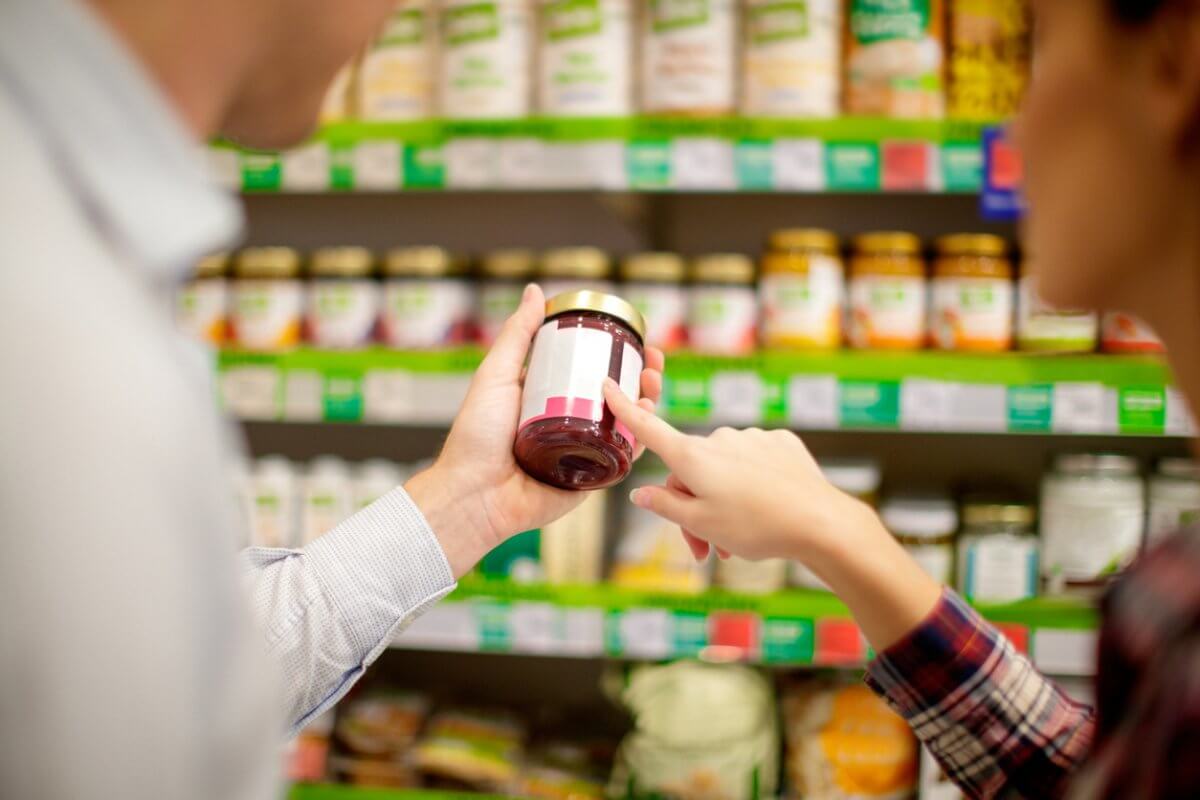 У предпринимателей вымогали деньги за просроченные продукты в Астане