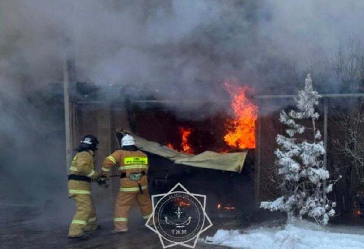 Крупный пожар произошел в жилом доме в Алматы