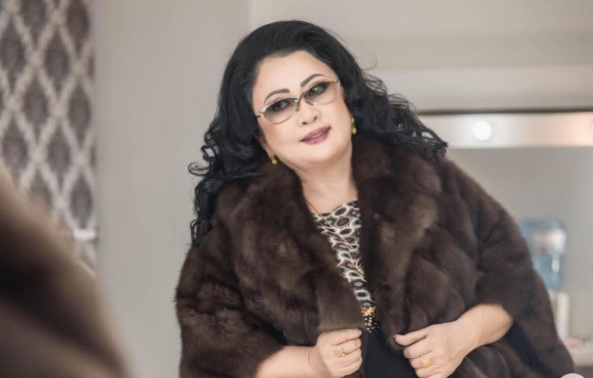 Макпал Жунусова удивила новым образом с украшенным декольте