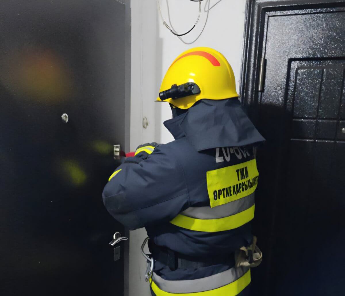 4 запертых в квартирах детей спасли в Казахстане за вечер