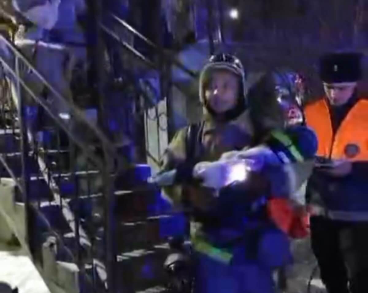 С младенцем на руках: спасатели вывели 42 человека из дома в Алматы