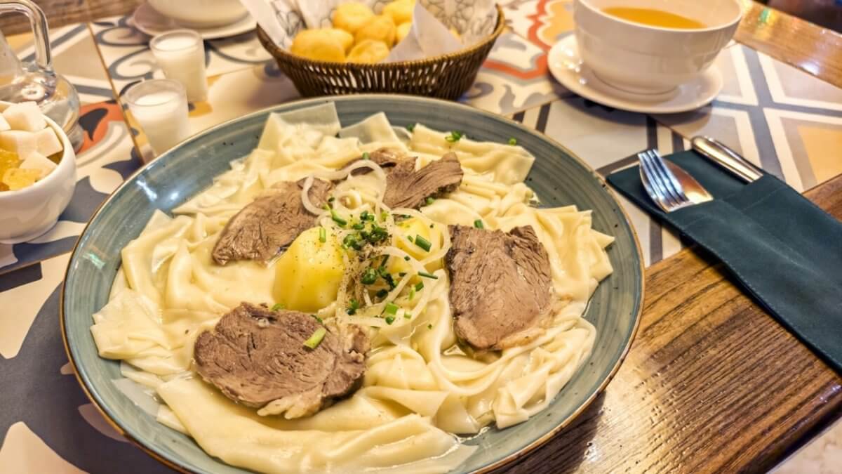 Семья из Лос-Анджелеса приготовила бешбармак для казашки