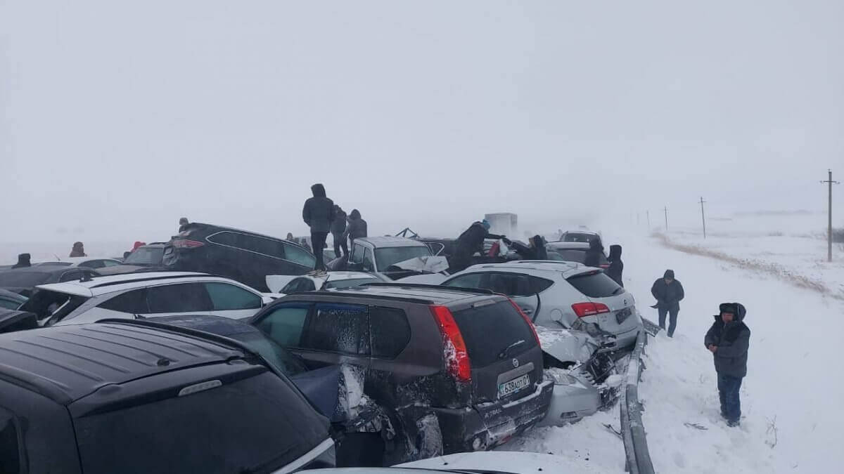 Массовая авария с участием 95 машин: появилось видео начала ДТП