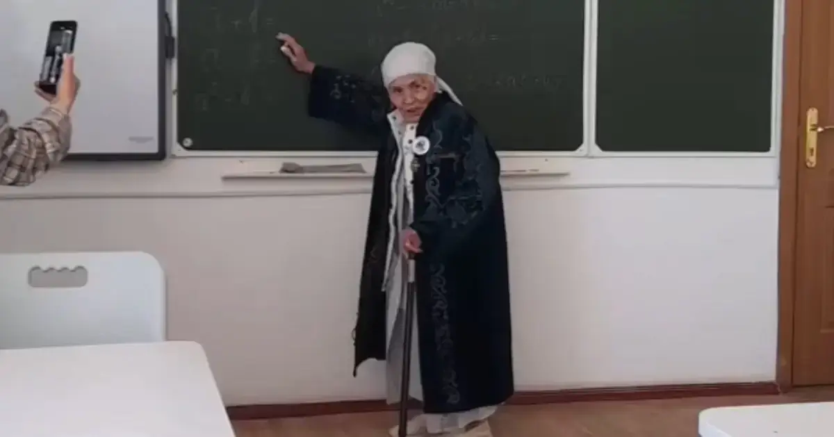 Видео с 93-летней учительницей восхитило казахстанцев