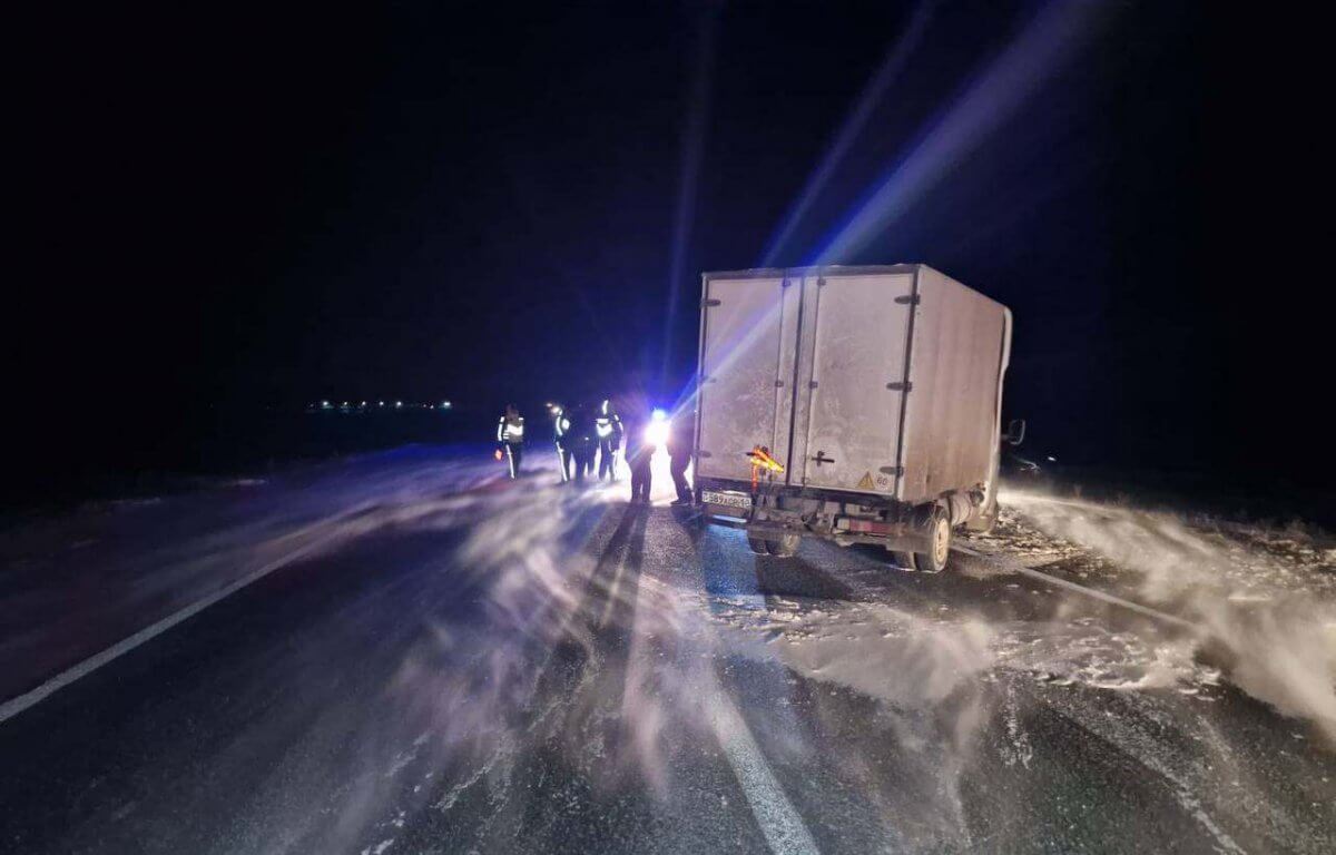 Мужчина скончался в жуткой аварии на трассе в области Абай