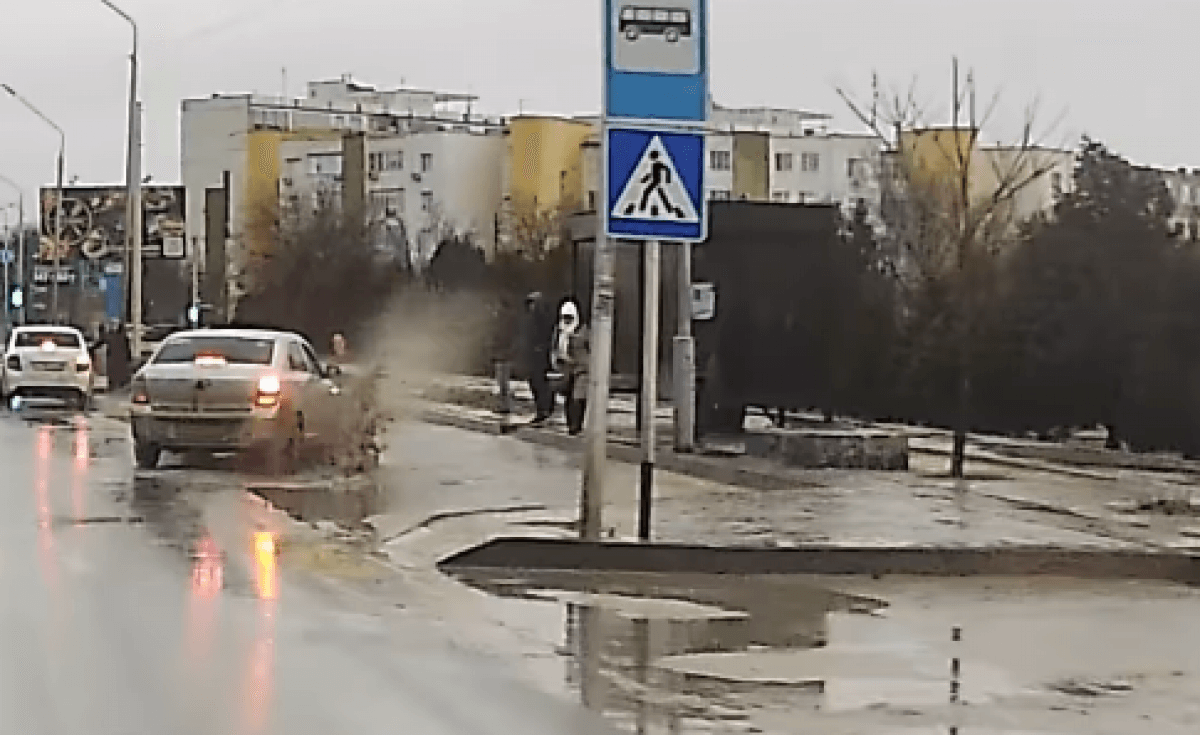 Водителя, намеренно окатившего лужей людей, требуют арестовать казахстанцы
