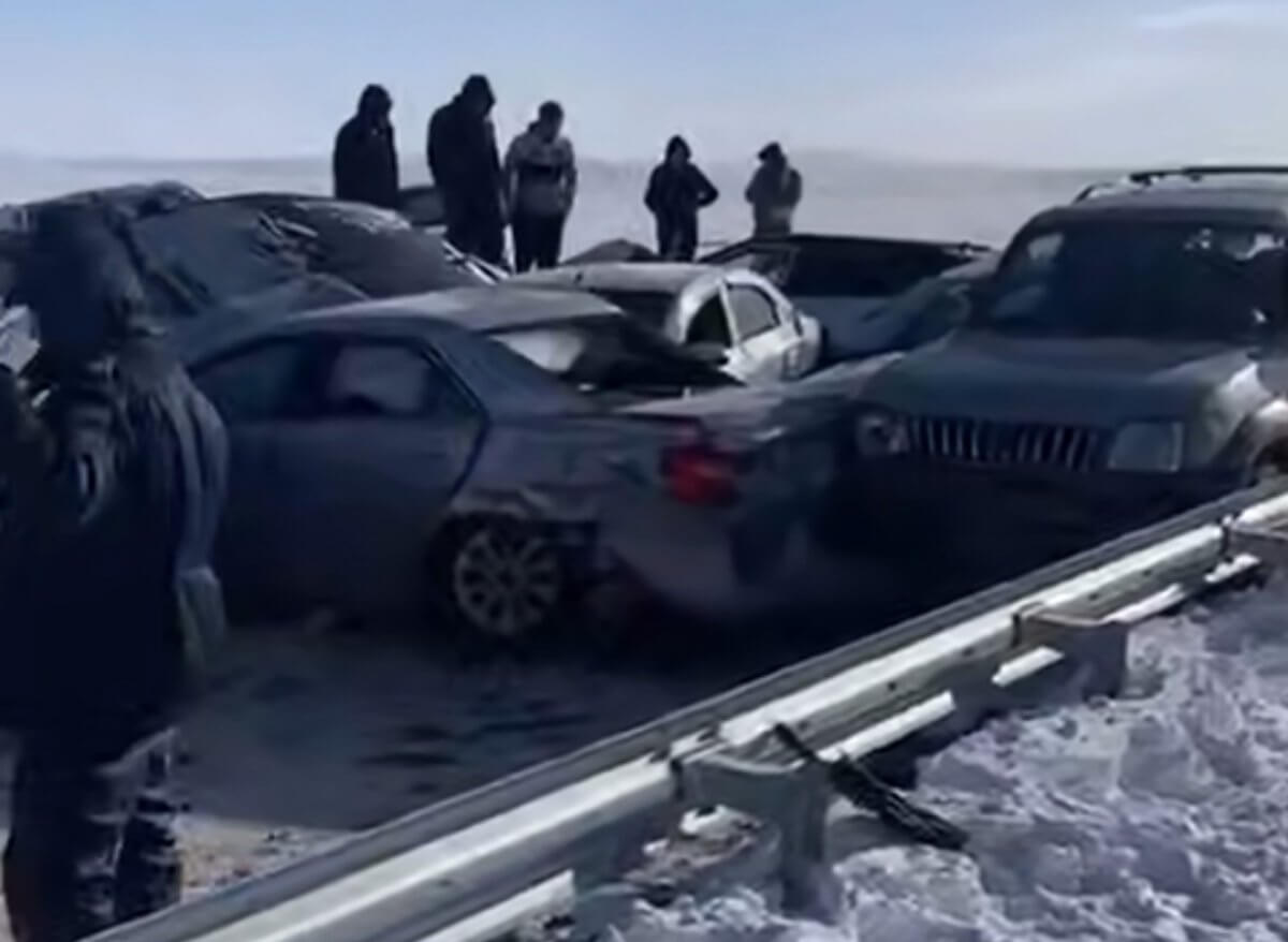 19 автомобилей столкнулись на трассе в Карагандинской области