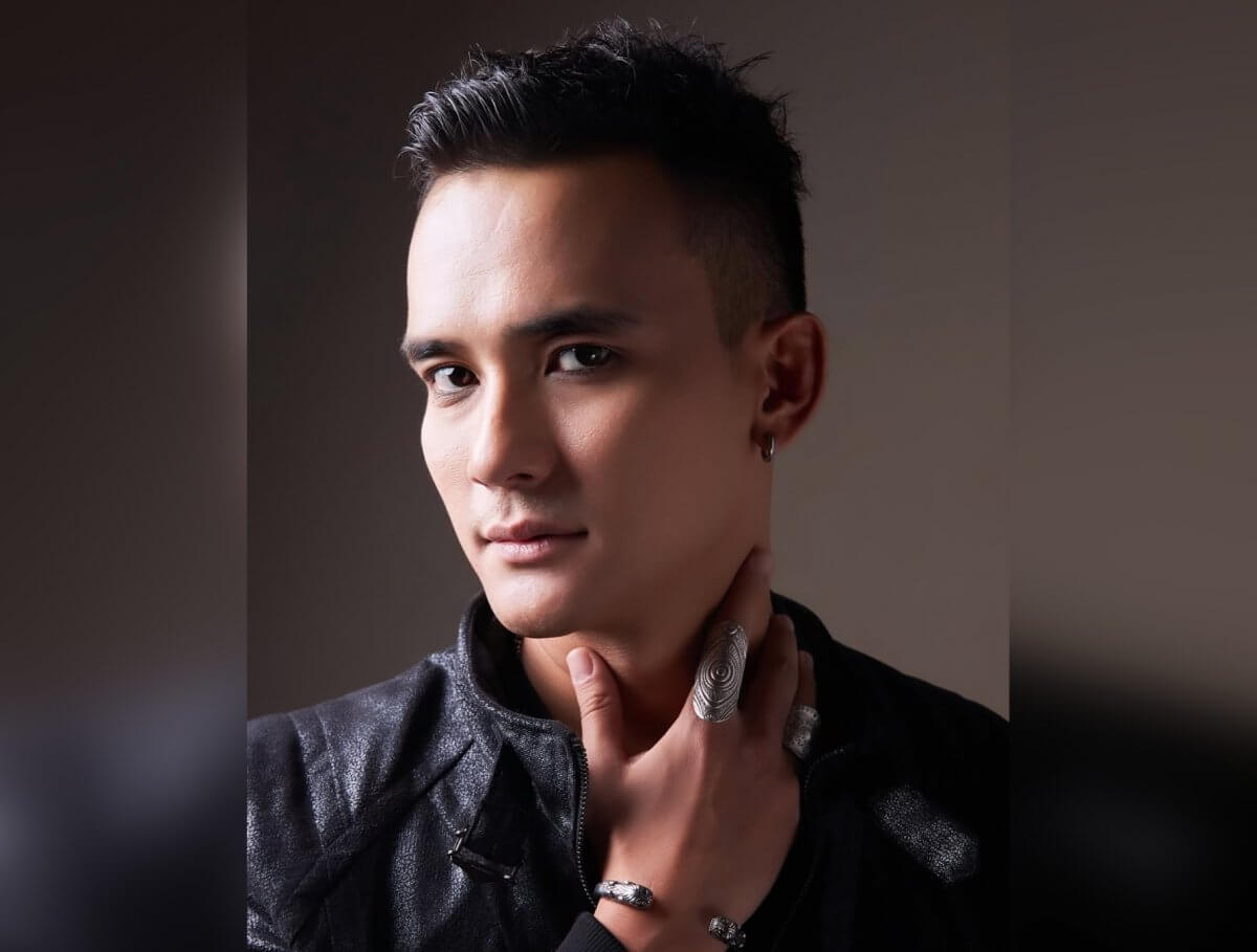 Али Окапов удивил поклонников дерзким фото на байке