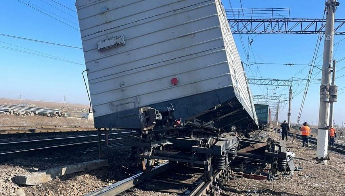 Грузовой вагон сошел с рельсов в Отаре
