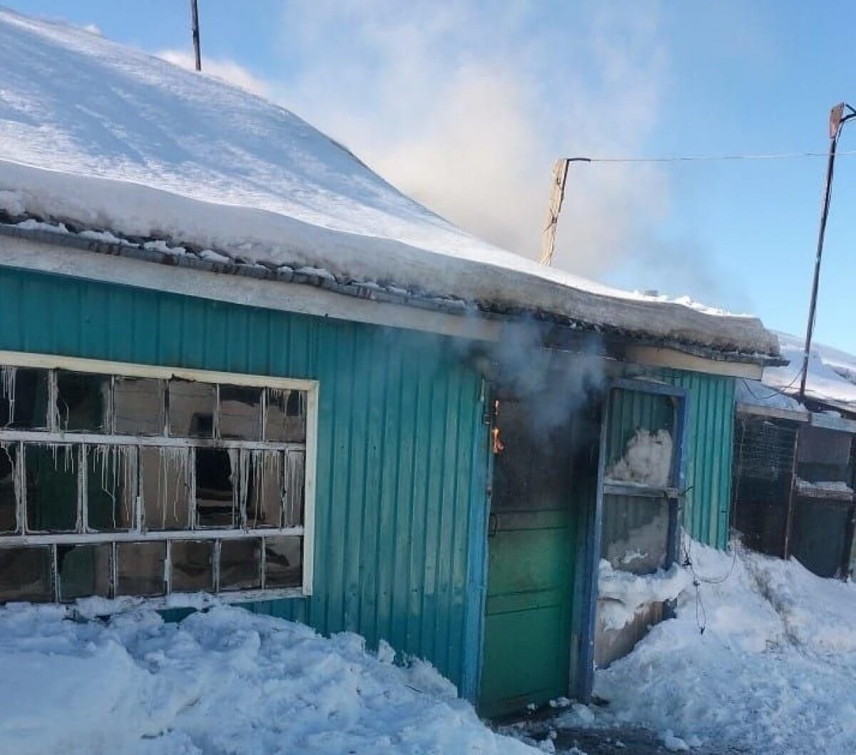 Крупный пожар вспыхнул на складах в Алматы