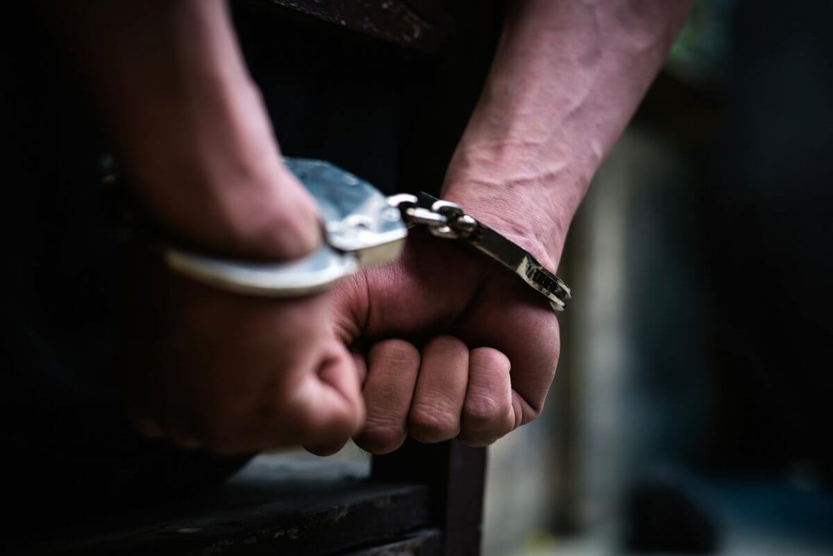 Пытался скрыться: подозреваемого в хищении 225 млн тенге доставили в Казахстан