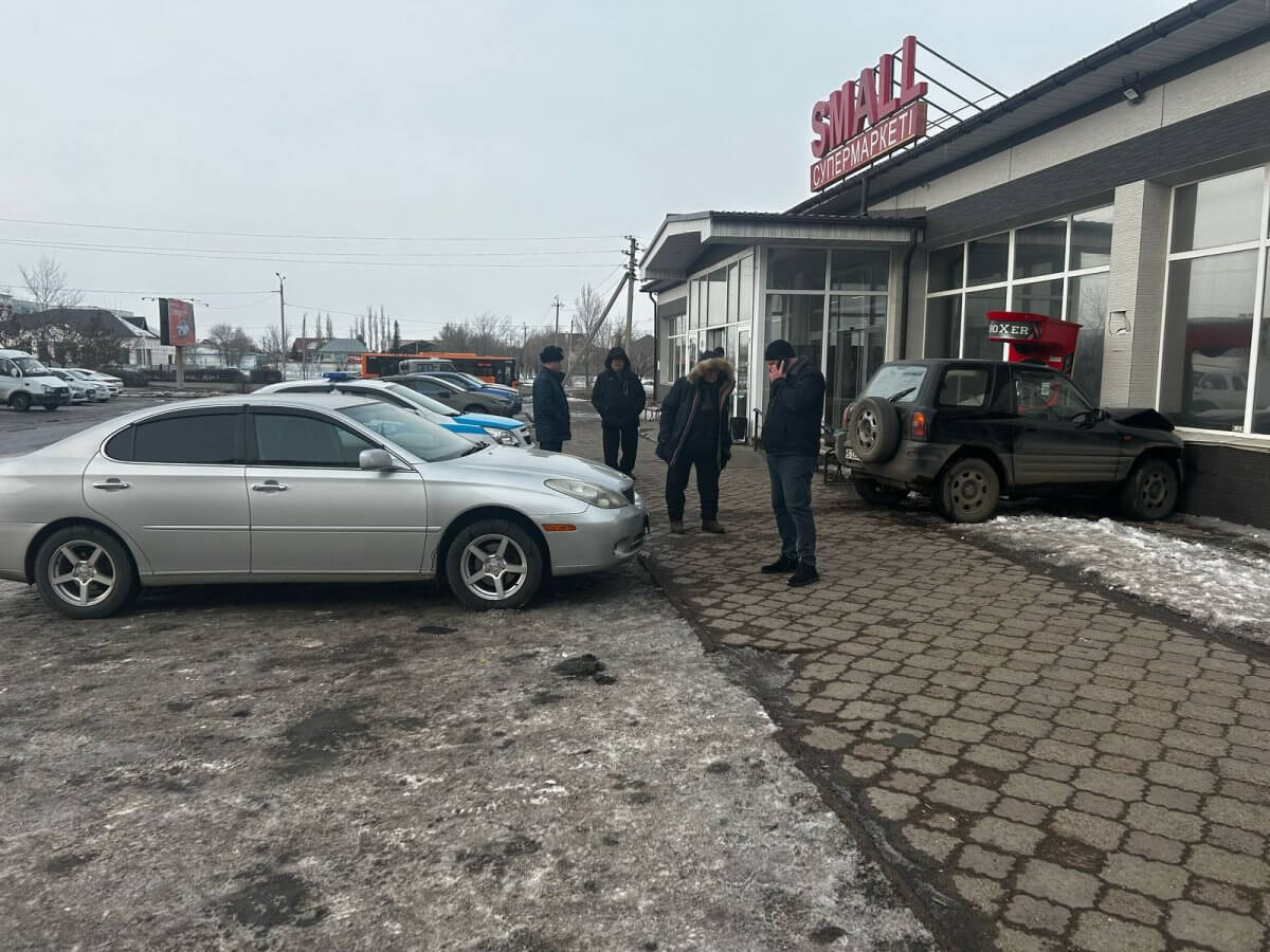 Автомобиль въехал в торговый дом Small в Экибастузе