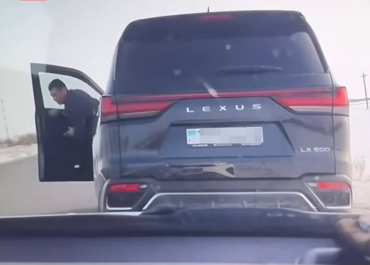 Водитель с блатным номером обматерил костанайских полицейских и уехал