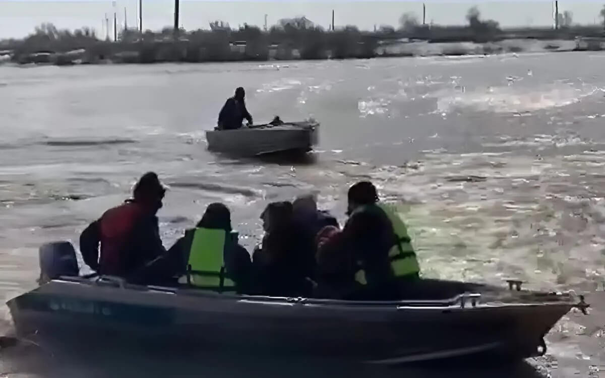 Переправу в Актюбинской области снова прорвало (ВИДЕО)