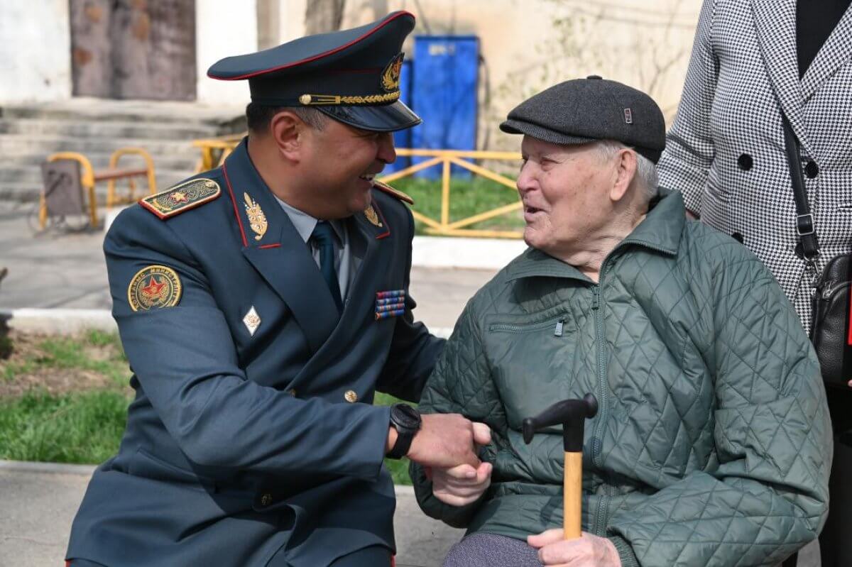 Военнослужащие Тараза поздравили ветерана ВОВ с Наурызом