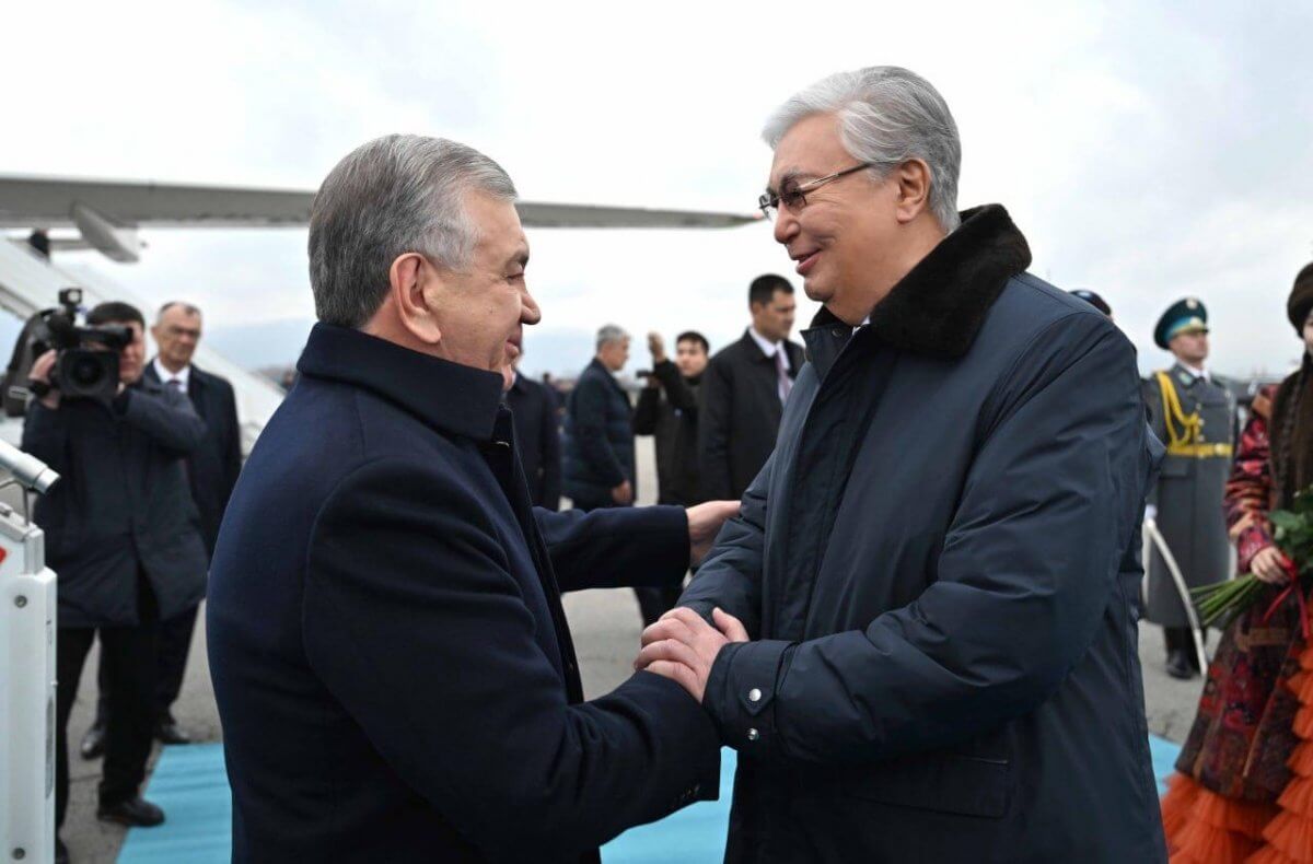 Президент Узбекистана прилетел в Алматы