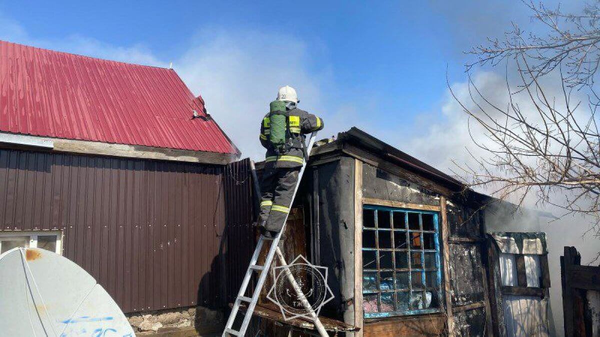 Бабушка с внуками едва не сгорели в собственном доме в Баянауле