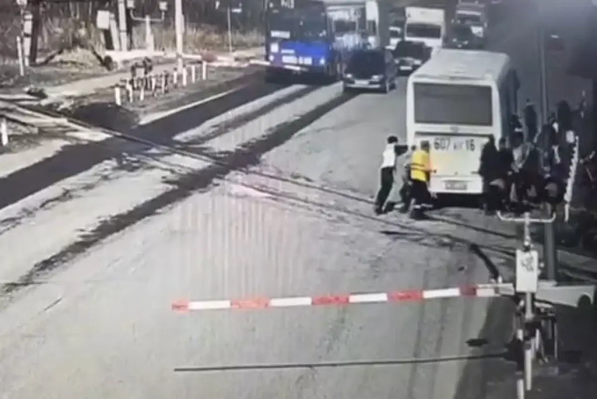 Автобус с людьми вытолкали с рельсов за секунды до приближения поезда в Усть-Каменогорске