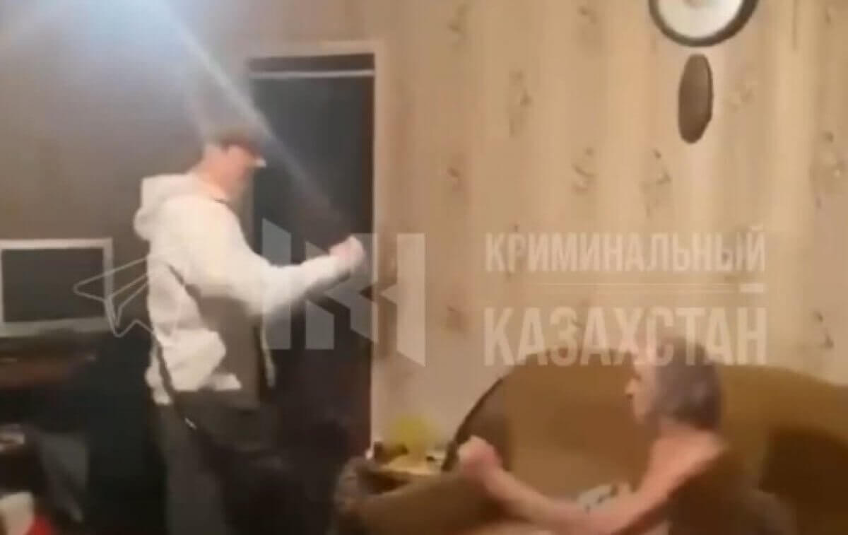 Избивших пенсионера подростков избили другие подростки в Темиртау