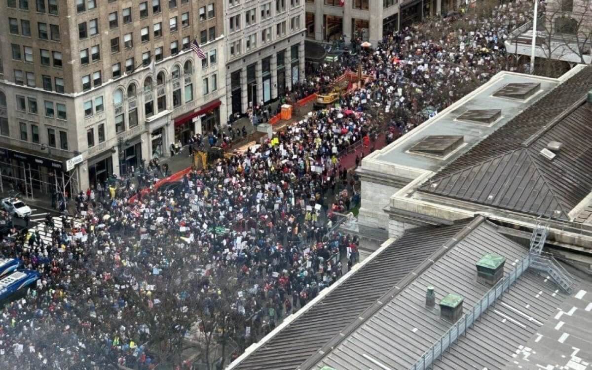 "Трамп, уходи": Массовые протесты захлестнули США
