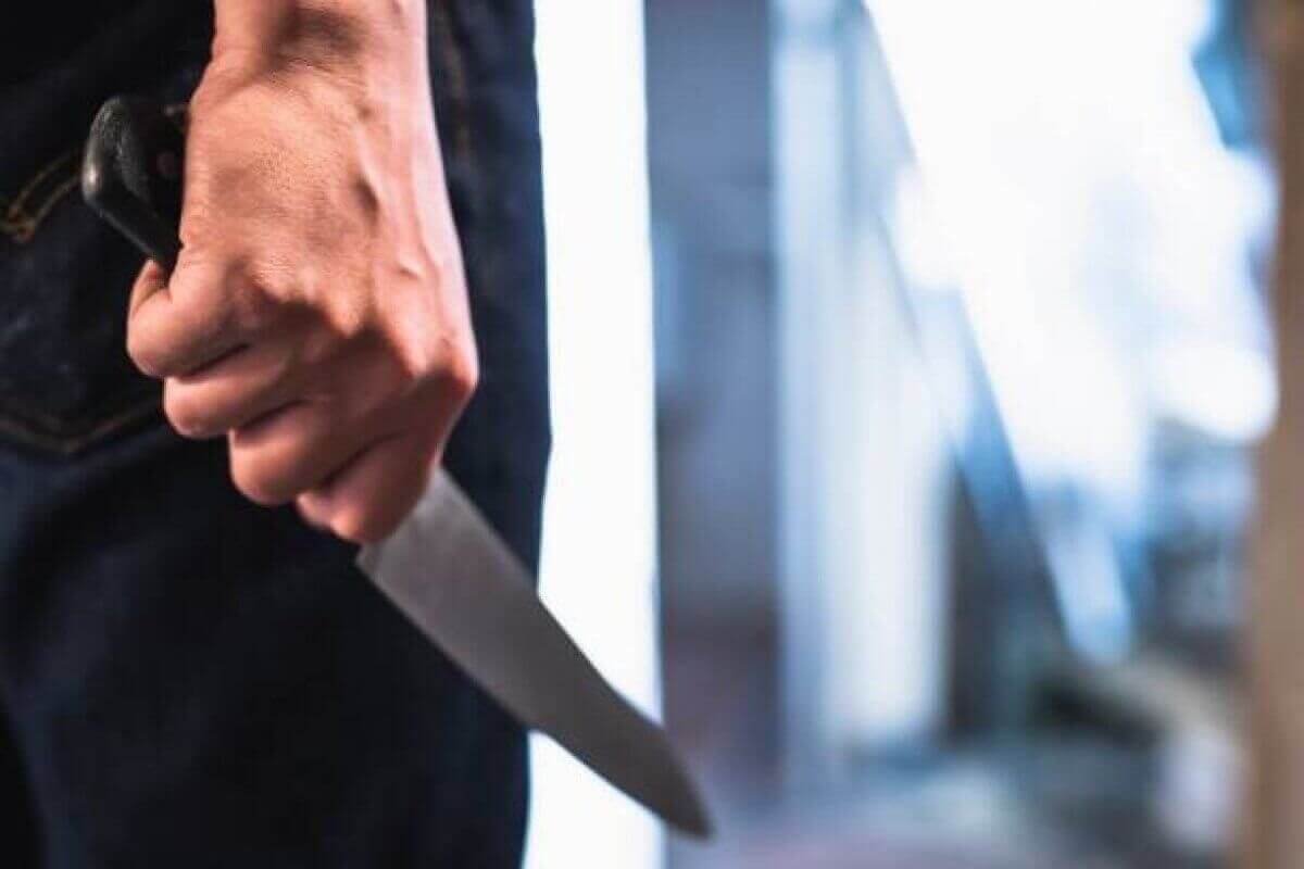 Мужчина с ножом ворвался в школу и напал на учителя ОБЖ в России