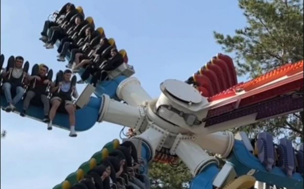 Посетители застряли на аттракционе в Алматы