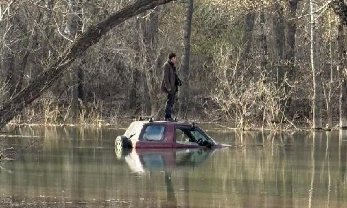 Автомобиль по окна в воде обнаружили в Семее