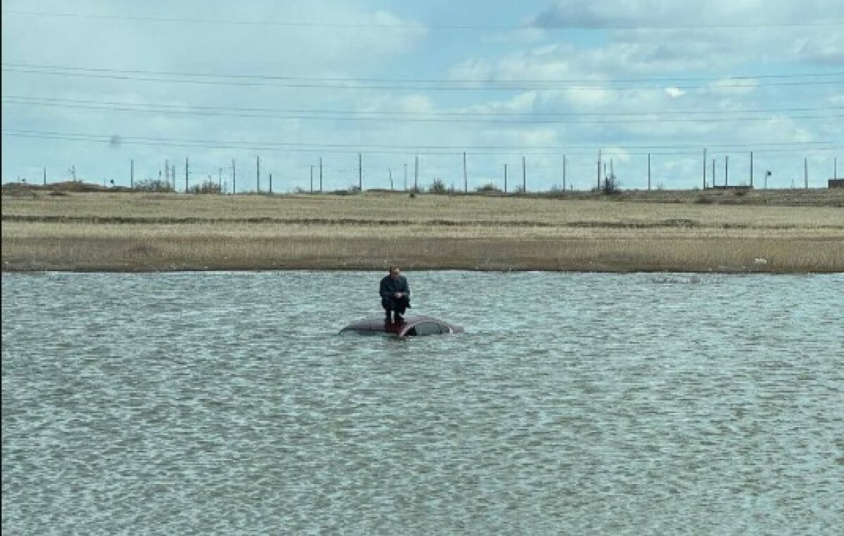 Мужчина на крыше утонувшего автомобиля озадачил спасателей в Экибастузе