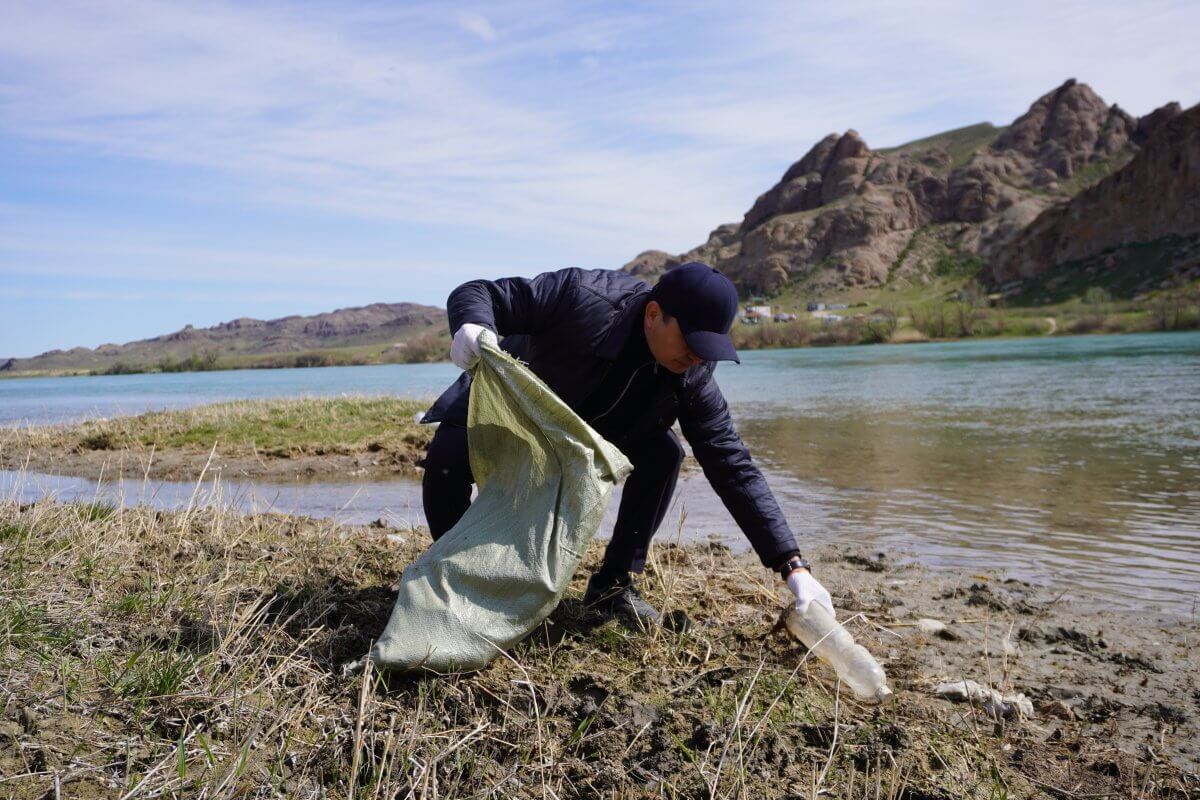 Популярные туристические объекты очистили от мусора активисты AMANAT в Алматы