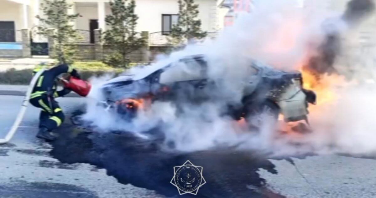 Автомобиль загорелся прямо на дороге в Астане