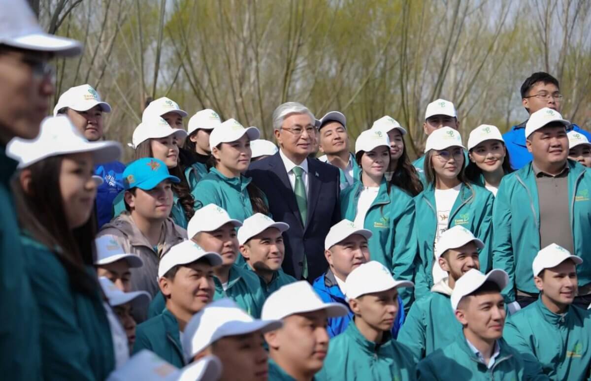 Токаев посадил дерево в парке Жастар