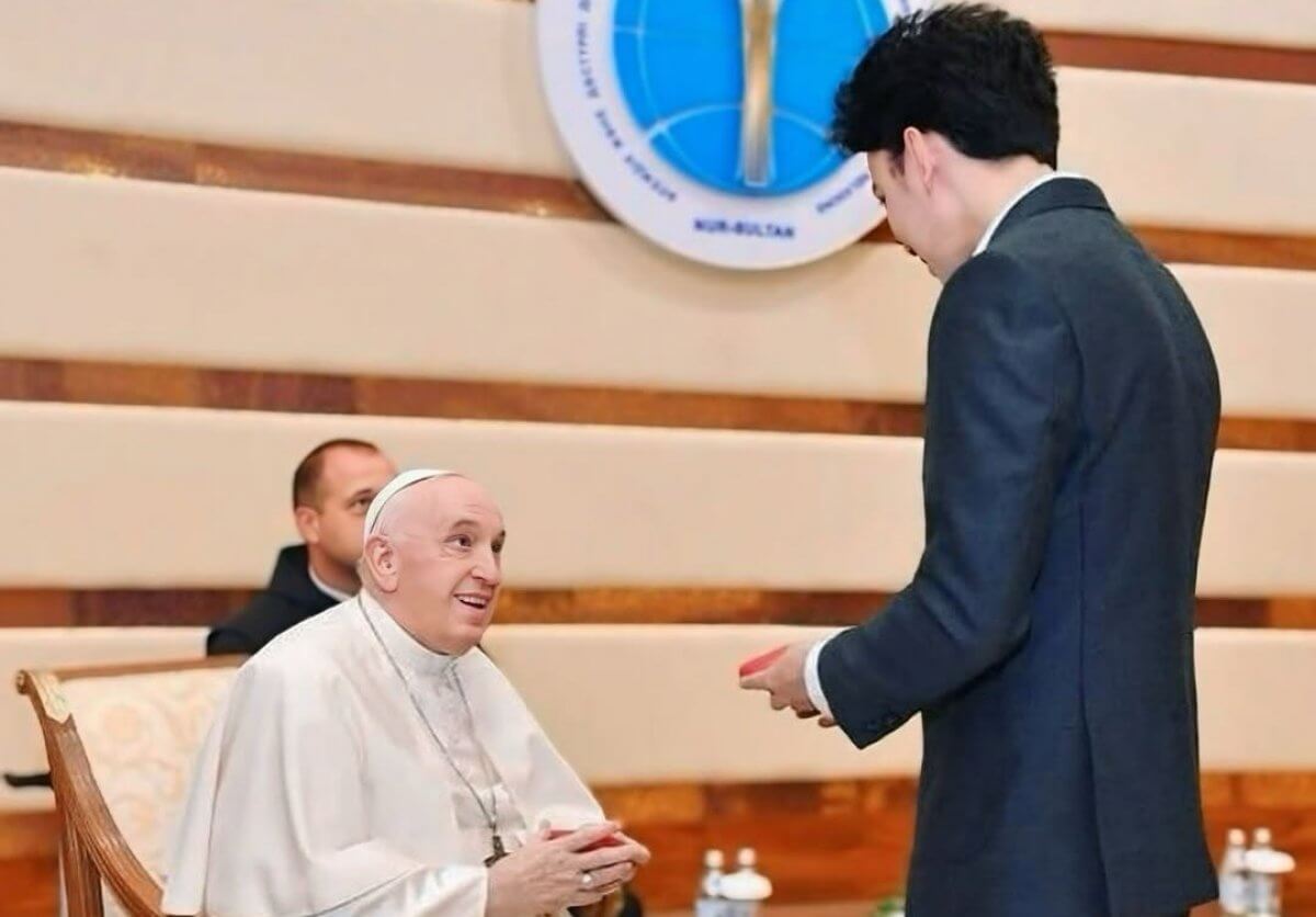 Димаш Кудайберген отреагировал на смерть Папы Римского Франциска