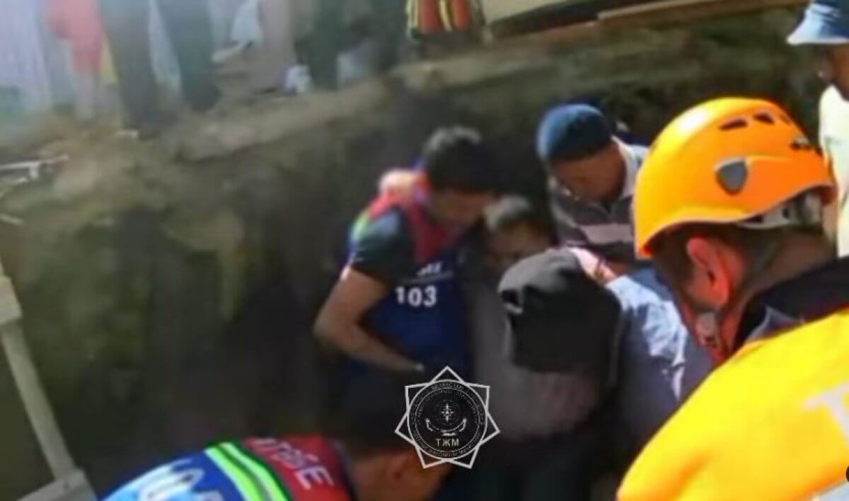 Рабочий упал в котлован в Актобе