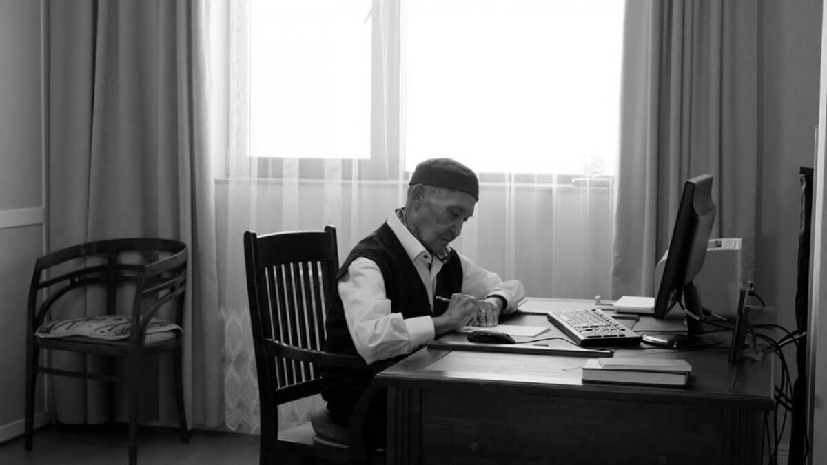 Токаев выразил соболезнования родным писателя Акима Тарази