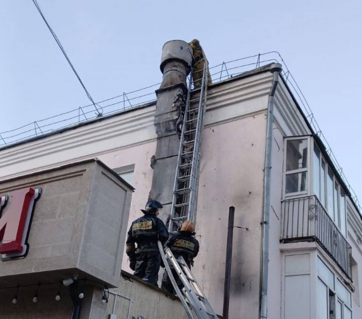 Вытяжная труба на стене многоэтажки горела в Кокшетау (ВИДЕО)