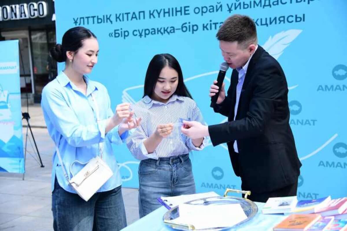 Партия AMANAT провела акцию в Шымкенте в честь Национального дня книги