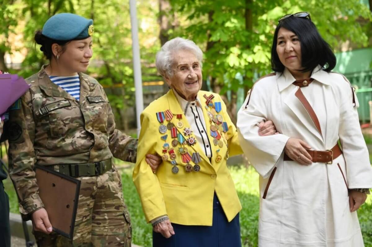 101-летнего ветерана Великой Отечественной войны поздравили в Алматы