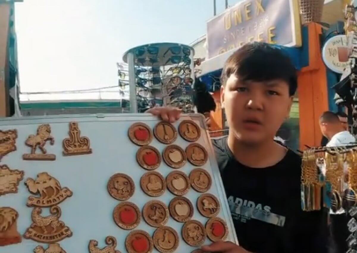 Юный продавец с Зеленого базара покорил TikTok знанием английского и обаянием