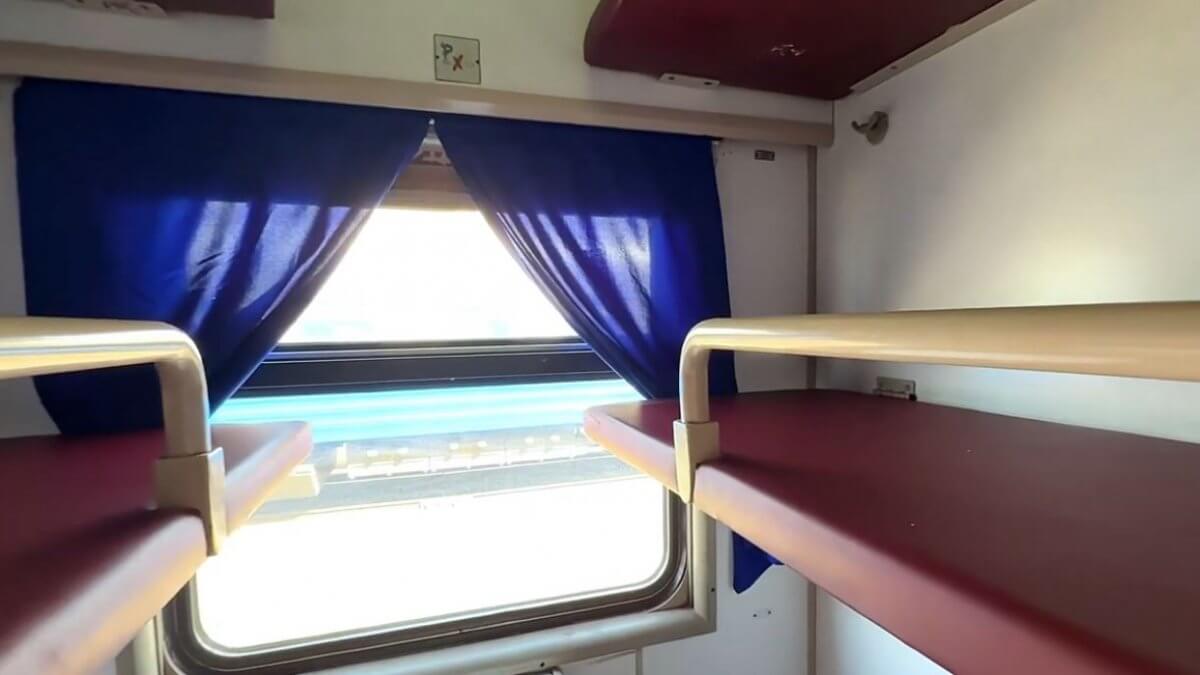 Пассажиров будут заранее информировать о третьей полке в вагонах Казахстана